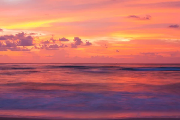 Fantastische wolken en avondrood op het strand. — Stockfoto