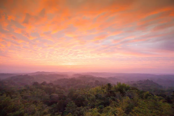 Fantastische Wolken und Sonnenaufgangshimmel. — Stockfoto