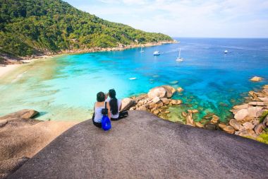 Kayaların üstünde tepe-in rahatlatıcı ve görünümünü zevk iki kadın 