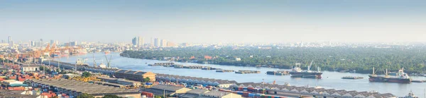 Chao Phraya-rivier, verzending, Bangkok poort en Bangkok metropoli — Stockfoto