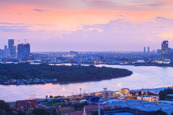 Río Chao Phraya y Bangkok metropolitana . — Foto de Stock