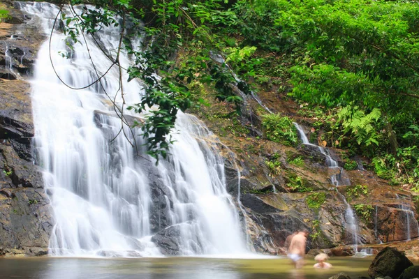 Turista relaxante sob a natureza cachoeira fluindo. Terapia da natureza . — Fotografia de Stock