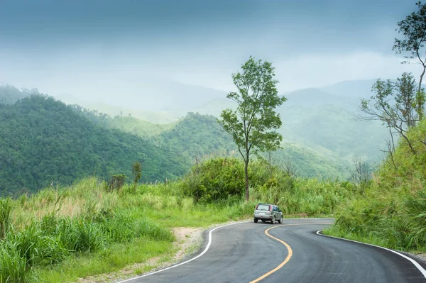 Viajar de carro na estrada da montanha . — Fotografia de Stock