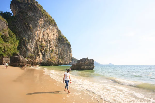 Menina Adolescente Andando Praia Durante Férias Verão Céu Limpo Penhasco — Fotografia de Stock