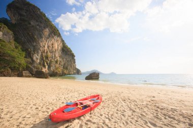 Kızıldeniz Kano yaz aylarında altın kum plaj. 