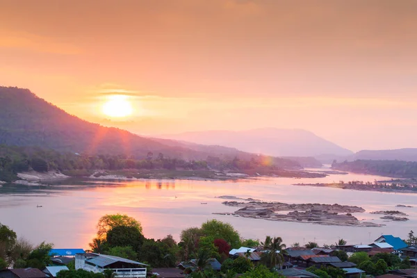 Hermosa vista panorámica de la frontera entre Tailandia y Laos. Río Mekong — Foto de Stock