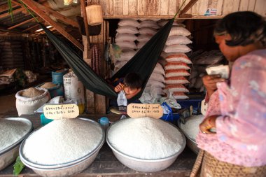 Koh Kong, Kamboçya - 10 Mart 2011: pirinç yerel pazarda satan Khmer genç çocuk. Koh Kong il.