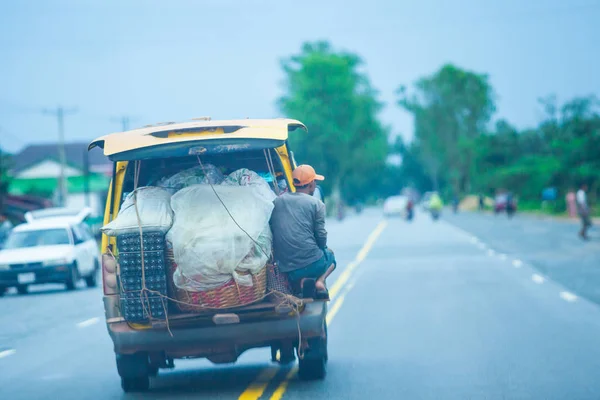 Entrega Khmer Homem Segurando Transporte Minivan Velho Estrada Para Phnom — Fotografia de Stock