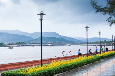 Turist ve Khmer insanlar rahatlatıcı Riverside'da bahçesinde. Ka