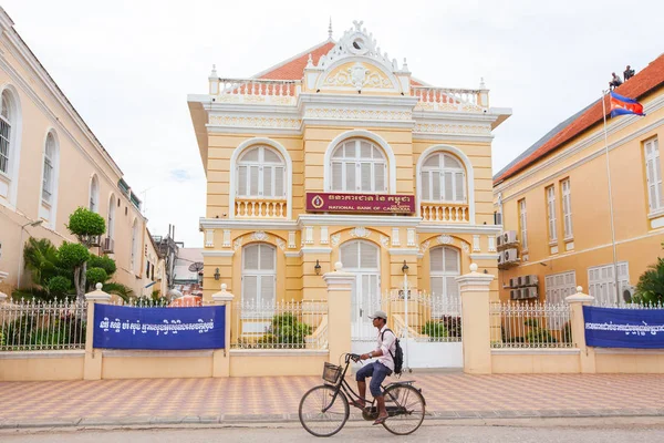 Kambodzsai ember lovaglás kerékpár múlt régi francia gyarmati épület a N — Stock Fotó