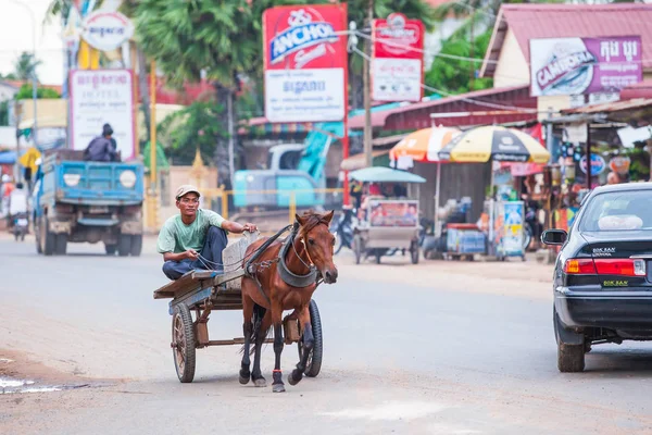 Camboyano montando un carruaje local de caballos en el camino a Phnom — Foto de Stock
