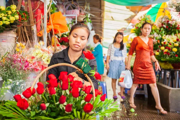 Khmerski Kwiaciarnia kobieta Dokonywanie piękno bukiet czerwonych róż na fo — Zdjęcie stockowe