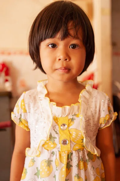 Лицо маленькой кхмерской девочки на границе Камбоджи и Таиланда. Портрет. K — стоковое фото