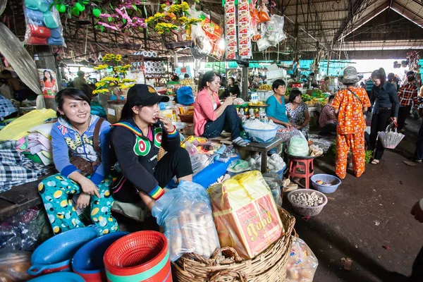 Vendeur filles khmères en attente pour la vente ensemble de cuisine au loc — Photo