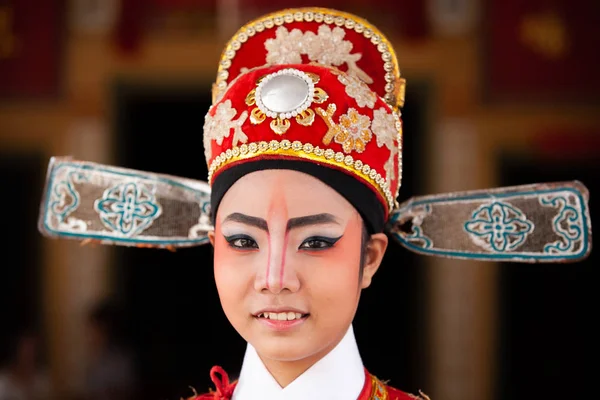 Volto di una bella attrice d'opera cinese con la pittura facciale, Ch — Foto Stock