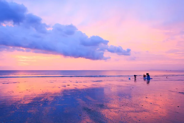 Hermosas nubes y cielo al atardecer. Pescador local y familia con — Foto de Stock