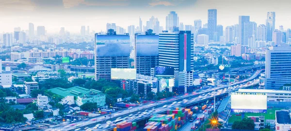 Vista aérea del horizonte de la ciudad de Bangkok, autopista y billboa — Foto de Stock