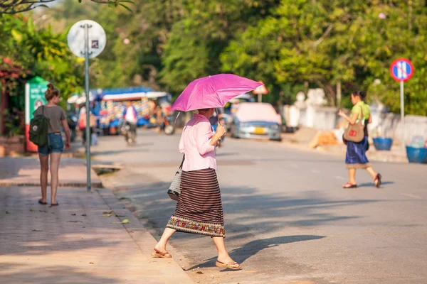 Laos femmes en vêtements traditionnels lao de retour à la maison après le travail — Photo