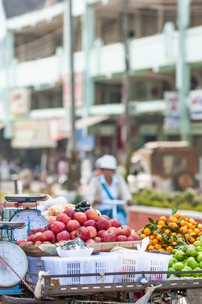 Vers fruit in een kraam op straat van Tarchileik township. — Stockfoto