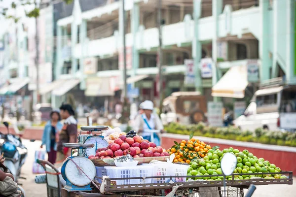 Fruits frais dans un étal dans la rue du canton de Tarchileik . — Photo