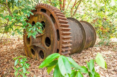 Terkedilmiş teneke madeninde büyük paslı Tin Dredge teçhizatı.