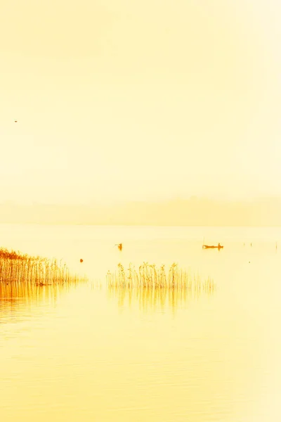 Luftaufnahme, abstrakte Kunst des Sees im Morgennebel, Fischer auf — Stockfoto