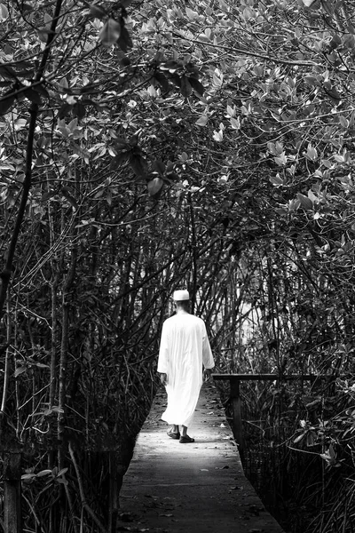 Ritratto in bianco e nero di un uomo musulmano in abiti tradizionali — Foto Stock