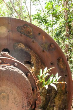 Issız teneke madeninde büyük paslı Tin Dredge teçhizatı. Tropica