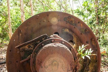 Issız teneke madeninde büyük paslı Tin Dredge teçhizatı. Tropica