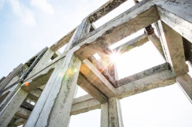 Bir sürü beton kare şekli.