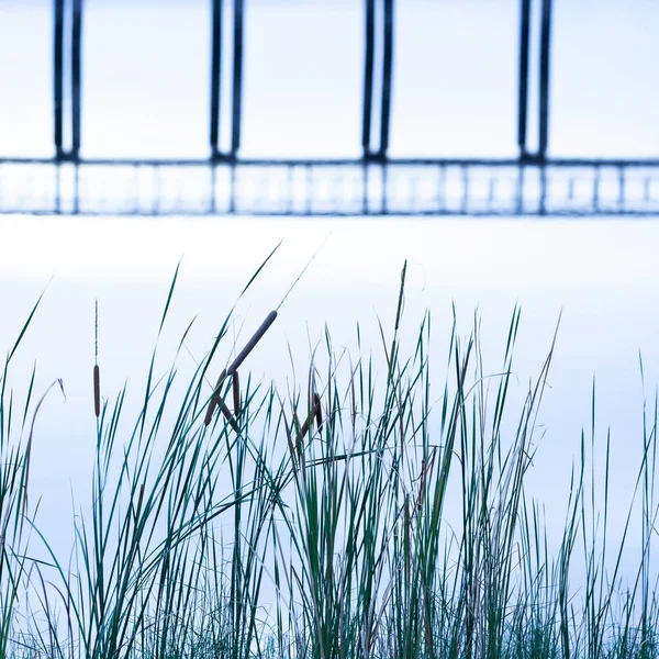 Абстрактне дерев'яне відображення мосту на озері . — стокове фото