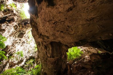 Mağara kaşifi büyük bir mağara kompleksini araştırıyor..