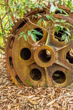 Terkedilmiş teneke madeninde büyük paslı Tin Dredge teçhizatı.