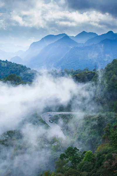 Estrada de montanha fantástica na névoa . — Fotografia de Stock