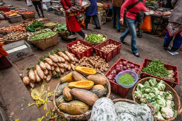 Una variedad de verduras y frutas locales en un mercado húmedo . — Foto de Stock