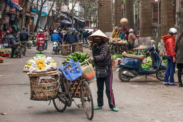 Une vendeuse de rue vietnamienne avec un vieux vélo . — Photo