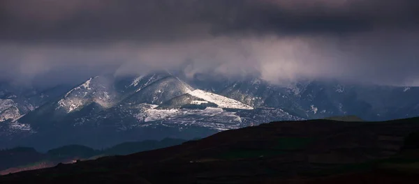 Panorama delle montagne invernali con drammatiche nubi temporalesche . — Foto Stock