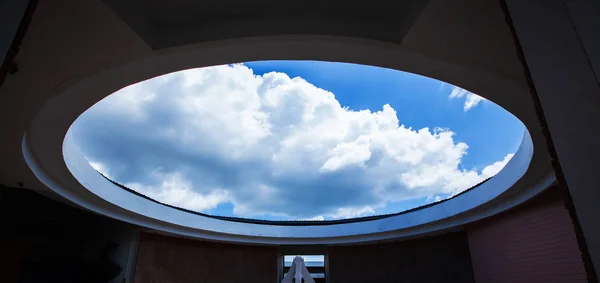 Arquitetura de círculo contra nuvens no céu azul . — Fotografia de Stock