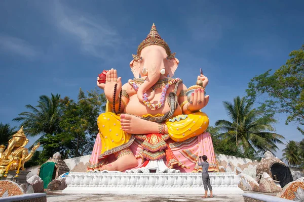 Elegante grande estátua de Lorde Ganesha . — Fotografia de Stock