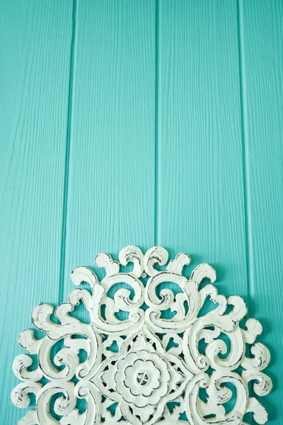 Hermoso respaldo de madera tallada blanca en color menta de madera . — Foto de Stock