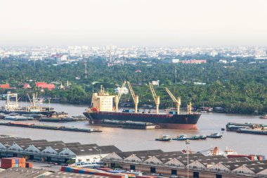Chao Phraya Nehri 'ndeki konteyner gemisinin hava görüntüsü..
