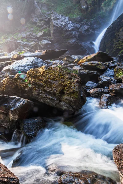 Nascer do sol brilhante brilhando na cachoeira . — Fotografia de Stock