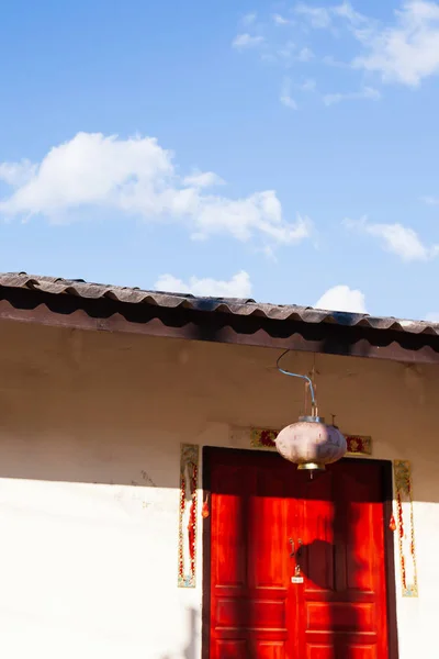 Fényes napfény ragyog egy régi Yunnanese házra.. — Stock Fotó