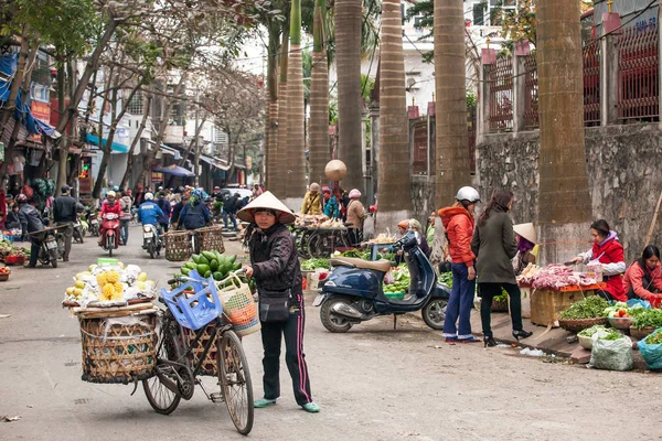 Une vendeuse de rue vietnamienne avec un vieux vélo et des fruits . — Photo