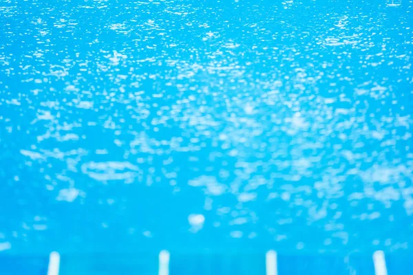 Капли дождя в голубом бассейне . — стоковое фото