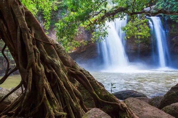 Paisagem da cachoeira na floresta tropical . — Fotografia de Stock