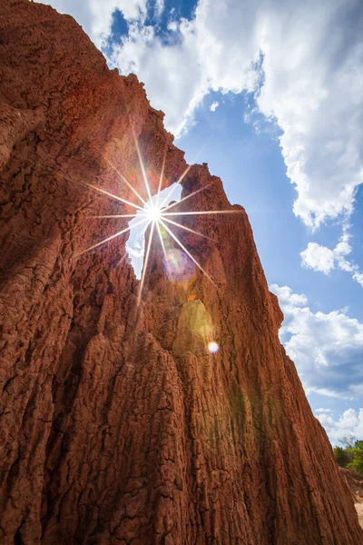 Fantastický strmě sedimentární červený písek v poušti. — Stock fotografie