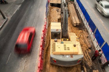 İnşaat alanında takip edilmiş bir kazıcı..