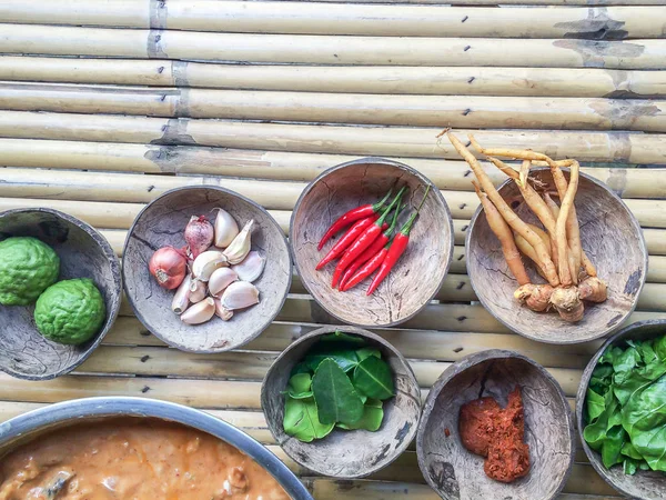 Autentisk thailändsk röd curry tidigare recept med ingredienser. — Stockfoto