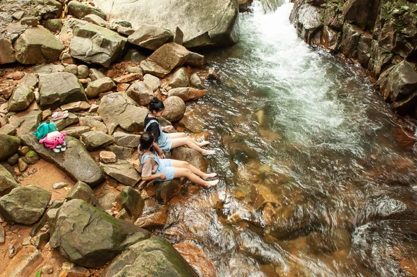 Feliz casal ásia adolescentes meninas relaxante por streaming . — Fotografia de Stock